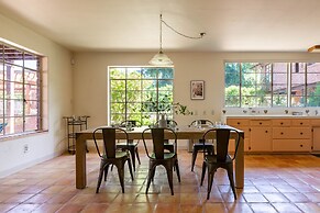 Fox Manor The Ultimate Fresno Getaway 5 Bedroom Home by RedAwning