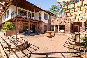 Fox Manor The Ultimate Fresno Getaway 5 Bedroom Home by RedAwning