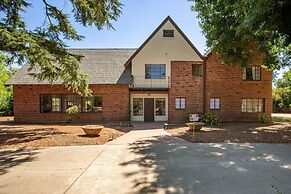 Fox Manor The Ultimate Fresno Getaway 5 Bedroom Home by RedAwning