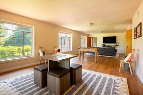 Fox Manor The Ultimate Fresno Getaway 5 Bedroom Home by RedAwning