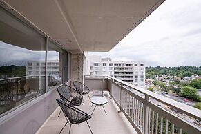 Prime Location Apartment at Crystal City