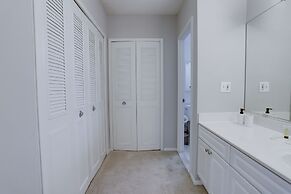 Prime Location Apartment at Crystal City