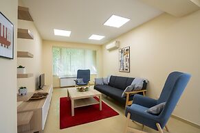 Bright 1bdr Apartment in Top Center