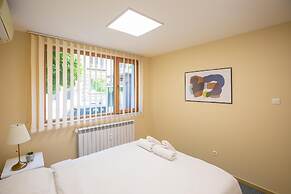 Bright 1bdr Apartment in Top Center