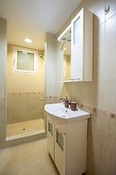 Bright 1bdr Apartment in Top Center