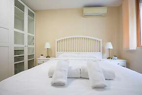 Bright 1bdr Apartment in Top Center