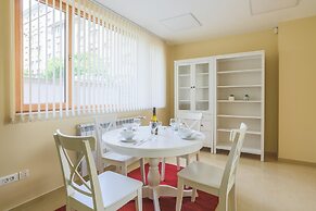 Bright 1bdr Apartment in Top Center