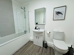 Spacious One Bed Apt With Scenic Views