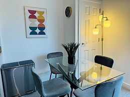 Spacious One Bed Apt With Scenic Views