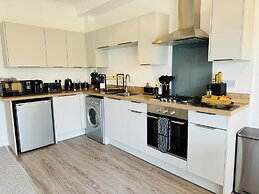 Spacious One Bed Apt With Scenic Views