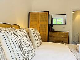 Spacious One Bed Apt With Scenic Views