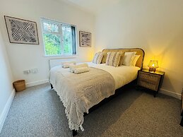 Spacious One Bed Apt With Scenic Views