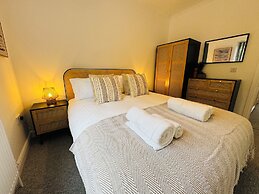 Spacious One Bed Apt With Scenic Views