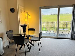 Spacious One Bed Apt With Scenic Views