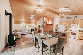 60gs - Pets Ok - Soaker Tub - Deck 2 Bedroom Cabin by RedAwning