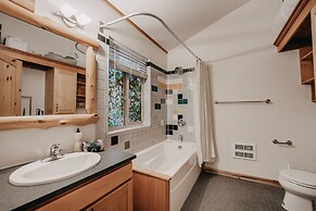 60gs - Pets Ok - Soaker Tub - Deck 2 Bedroom Cabin by RedAwning