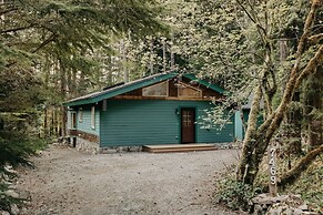 60gs - Pets Ok - Soaker Tub - Deck 2 Bedroom Cabin by RedAwning