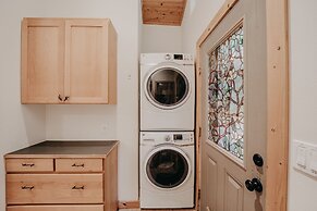 60gs - Pets Ok - Soaker Tub - Deck 2 Bedroom Cabin by RedAwning