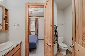 60gs - Pets Ok - Soaker Tub - Deck 2 Bedroom Cabin by RedAwning