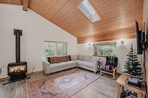 60gs - Pets Ok - Soaker Tub - Deck 2 Bedroom Cabin by RedAwning