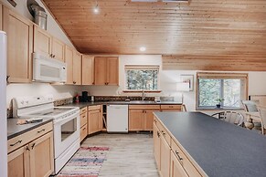 60gs - Pets Ok - Soaker Tub - Deck 2 Bedroom Cabin by RedAwning