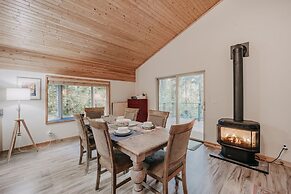 60gs - Pets Ok - Soaker Tub - Deck 2 Bedroom Cabin by RedAwning