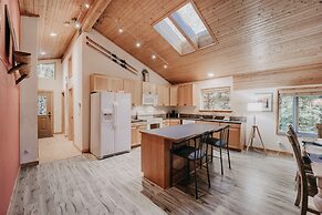 60gs - Pets Ok - Soaker Tub - Deck 2 Bedroom Cabin by RedAwning