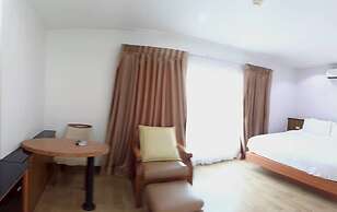 Cozy Don Mueang Hotel