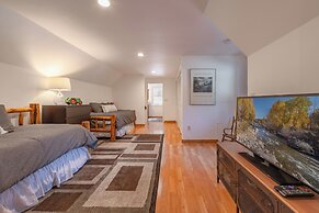 Cozy Cabin Private Hot-Tub Walk to Lake by Sierra Getaways