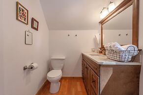 Cozy Cabin Private Hot-Tub Walk to Lake by Sierra Getaways