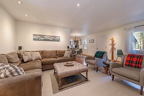 Cozy Cabin Private Hot-Tub Walk to Lake by Sierra Getaways