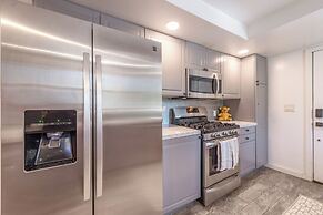 Cozy Cabin Private Hot-Tub Walk to Lake by Sierra Getaways