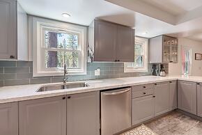 Cozy Cabin Private Hot-Tub Walk to Lake by Sierra Getaways