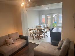 Inviting Apartment in Hayes With Garden & Parking