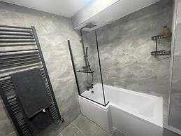 Inviting Apartment in Hayes With Garden & Parking