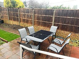 Inviting Apartment in Hayes With Garden & Parking