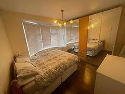 Inviting Apartment in Hayes With Garden & Parking