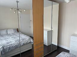 Inviting Apartment in Hayes With Garden & Parking