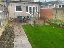 Inviting Apartment in Hayes With Garden & Parking