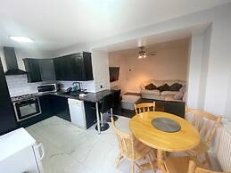 Inviting Apartment in Hayes With Garden & Parking