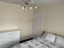 Inviting Apartment in Hayes With Garden & Parking