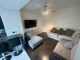 Inviting Apartment in Hayes With Garden & Parking