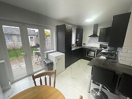Inviting Apartment in Hayes With Garden & Parking
