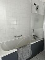 Inviting 2-bed Apartment in Poole