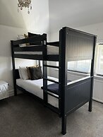 Inviting 2-bed Apartment in Poole