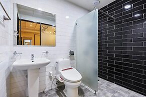 Hotel Forest River Novel