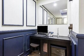 Hotel Forest River Novel