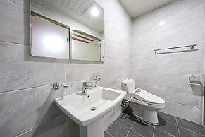 Hotel Forest River Novel