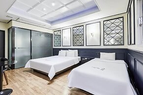 Hotel Forest River Novel