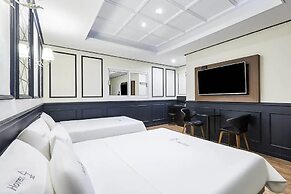 Hotel Forest River Novel